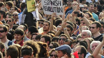 Des manifestants sur la place de la Puerta del Sol à Madrid, le 21 mai 2011. (AFP/Javier Soriano)