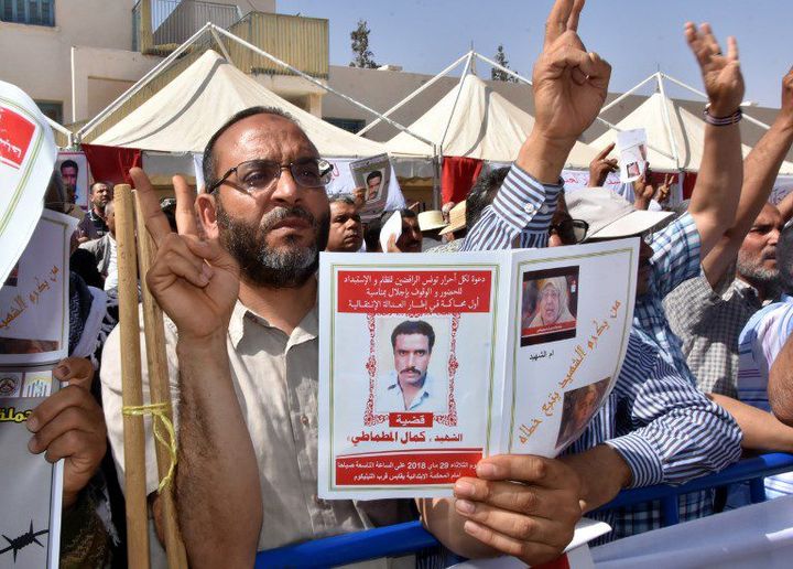 Manifestation à l'extérieur du tribunal de Gabès le 29 mai 2018. Les manifestants portent le portrait de Kamel Matmati, militant islamiste mort sous la torture en 1991. (STRINGER / AFP)