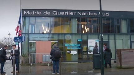 Dans la nuit du lundi 16 au mardi 17 décembre, une explosion a eu lieu devant une mairie annexe à Nantes (Loire-Atlantique). Un acte criminel qui n'a fait aucun blessé.&nbsp; (france 3)