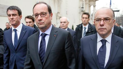 &nbsp; (Manuel Valls, François Hollande et Bernard Cazeneuve avant la réunion de crise avec les préfets, vendredi 9 janvier. © REUTERS /Patrick Kovarik)