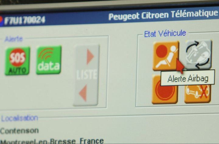 Actionné manuellement ou bien déclenché ici par le déploiement de l'airbag dans le cadre d'un accident. (SNSA POUR FRANCE INFO)