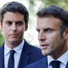 Gabriel Attal et Emmanuel Macron le 1er septembre 2023 à Orange, dans le Vaucluse. (LUDOVIC MARIN / POOL / AFP)