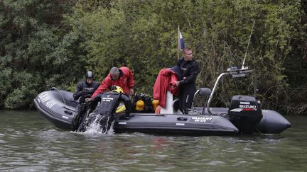 Des pompiers de la brigade fluviale du Val-d'Oise recherchent Marcus, un enfant port&eacute; disparu la veille, le 25 avril 2015, pr&egrave;s de Butry-sur-Oise (Val-d'Oise).&nbsp; (KENZO TRIBOUILLARD / AFP)