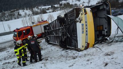 Les pompiers interviennent sur le site d'un accident de car scolaire, le 10 février 2016, à Montflovin (Doubs). (MAXPPP)