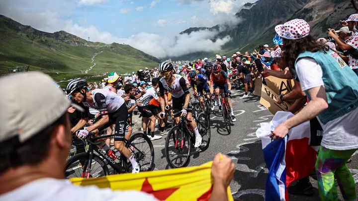 Des supporters encouragent les coureurs dans le col du Tourmalet, le 6 juillet 2023. (ANNE-CHRISTINE POUJOULAT / AFP)