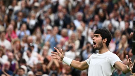 Carlos Alcaraz s'est qualifié, le 14 juillet 2023, à sa première finale à Wimbledon (Londres), face au Russe Daniil Medvedev. (SEBASTIEN BOZON / AFP)