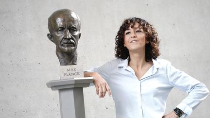 La chercheuse française Emmanuelle Charpentier&nbsp;pose après avoir&nbsp;remporté le prix Nobel de chimie en compagnie de l'Américaine Jennifer Doudna, le 7 octobre 2020. (KAY NIETFELD / DPA / AFP)