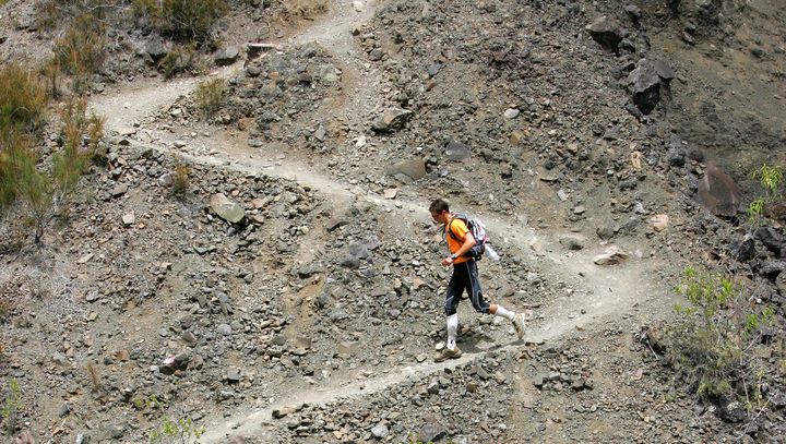 Un concurrent de la Diagonale des fous, un ultra-trail à La Réunion, le 20 octobre 2006. (RICHARD BOUHET / AFP)