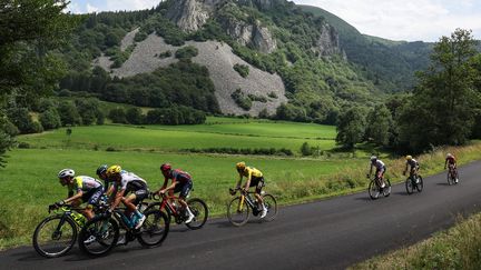 Des coureurs sur la route de la 10e étape du Tour de France, le 11 juillet 2023. (THOMAS SAMSON / AFP)