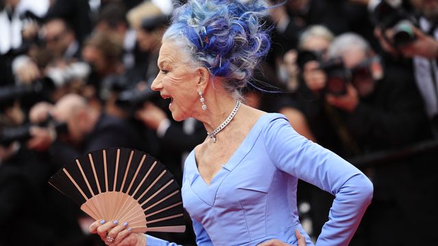 L’actrice britannico-américaine Helen Mirren a assorti sa tenue du soir au film projeté, "Jeanne du Barry", de Maïwenn. Elle arbore son style XVIIIe siècle jusqu’au bout des ongles. (VALERY HACHE / AFP)