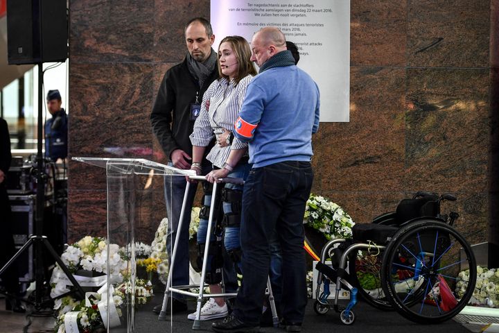 La Franco-Américaine Béatrice de Lavalette, blessée lors de l'attaque terroriste à l'aéroport de Bruxelles en 2016,&nbsp;s'est exprimée devant les victimes et leurs proches lors de la commémoration des attentats,&nbsp;le 22 mars 2018.&nbsp; (DIRK WAEM / BELGA MAG / AFP)