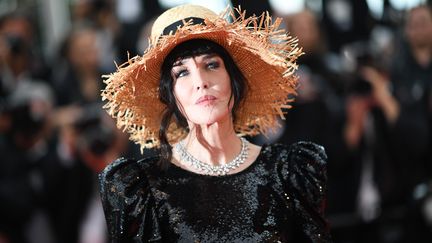 Isabelle Adjani a défilé sur le tapis rouge. Elle s'est dirigée vers la projection du film&nbsp;La Belle Epoque sur la chanson Pull Marine qu'elle a chanté en 1983. (LOIC VENANCE / AFP)