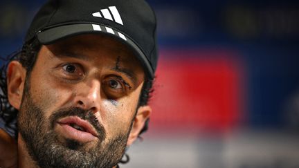 L'entraîneur de l'Olympique lyonnais, Fabio Grosso, a le visage encore marqué par ses blessures cinq jours après les événéments à Marseille, en conférence de presse le 3 novembre 2023 à Lyon. (OLIVIER CHASSIGNOLE / AFP)