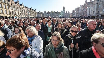 Près de 5 000 personnes se sont rassemblées sur la place des Héros, à Arras (Pas-de-Calais), dimanche 15 octobre, en hommage au professeur Dominique Bernard. (DENIS CHARLET / AFP)