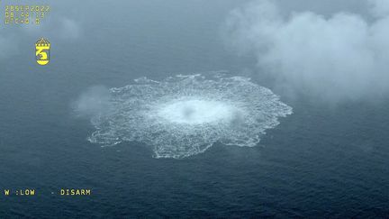 Une fuite de gaz provoquée par une explosion sur l'un des gazoducs Nord Stream, dans une vue aérienne prise le 30 septembre 2023. (SWEDISH COAST GUARD HANDOUT / ANADOLU AGENCY / AFP)