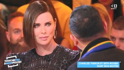 Charlize Theron, le&nbsp;24 avril 2019, sur le plateau de l'émission "Touche pas à mon poste".&nbsp; (C8)