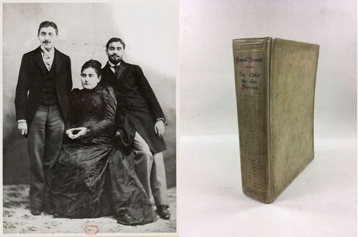 A gauche, Marcel Proust, son frère Robert et leur mère Jeanne Weil Proust - A droite, reliure en vélin commandée par Marie Scheikévitch pour son exemplaire de "Du côté de chez Swann" (A gauche © BnF - A droite © Droits réservés)