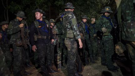 Des soldats thaïlandais lors d'opérations de sauvetage près de la grotte de Tham Luang (Thaïlande), le 5 juillet 2018. (YE AUNG THU / AFP)