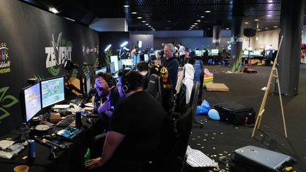 Une trentaine de streamers dans une salle de Montpellier, et une centaine en ligne, ont récolté plus de 10 millions de dons en soutien à la lutte contre la pauvreté (SYLVAIN THOMAS / AFP)