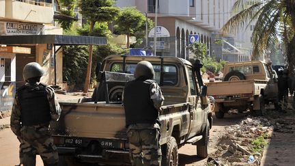 Des troupes maliennes devant l'hôtel Radisson Blu à Bamako (Mali), le 20 novembre 2015. (HABIBOU KOUYATE / AFP)