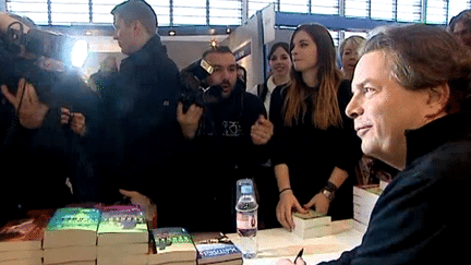 Douglas Kennedy en dédicace au salon du livre 2013
 (France3/culturebox)