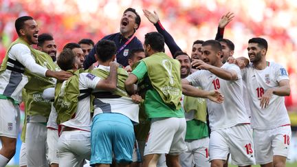 Le bonheur des joueurs iraniens, vainqueurs des Gallois à la Coupe du monde, le 25 novembre 2022. (FADEL SENNA / AFP)