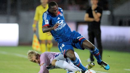 Mouhamadou Dabo à la lutte avec Daniel Wass.  (JEAN-PIERRE CLATOT / AFP)