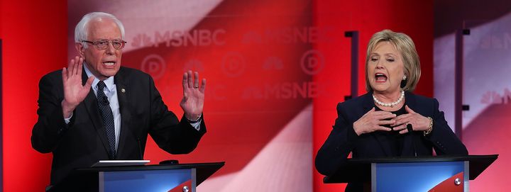 Les candidats à l'investiture démocrate Bernie Snaders et Hillary Clinton, le 4 février 2016 à Durham, dans le New Hampshire (Etats-Unis), lors d'un débat télévisé animé. (JUSTIN SULLIVAN / GETTY IMAGES NORTH AMERICA / AFP)