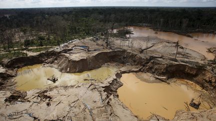 Une zone touch&eacute;e par la d&eacute;forestation sur le site d'une mine d'or ill&eacute;gale, le 14 juillet 2015, dans le sud de l'Amazonie (P&eacute;rou). ( REUTERS)