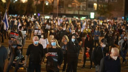 Des Israéliens&nbsp;manifestent à Tel-Aviv, le 19 avril 2020.&nbsp; (DANIEL BAR ON / ANADOLU AGENCY AFP)