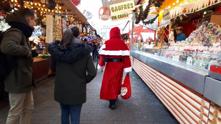 Un père Noël sur le marché de Noël, place Broglie, dans le centre historique de Strasbourg. (BENJAMIN ILLY / FRANCE-INFO)