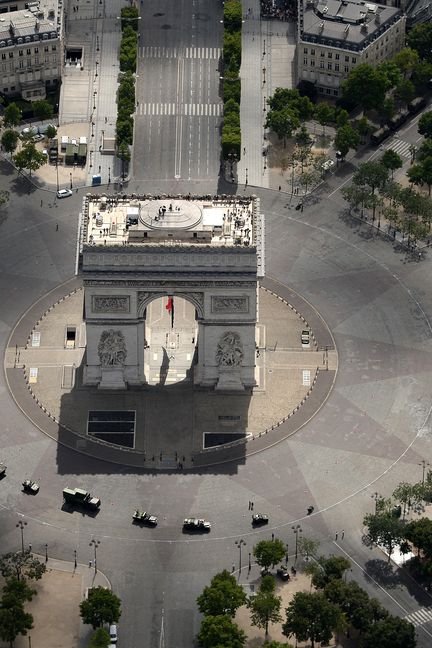 Des véhicules de l'armée commencent à arriver sur la place Charles-de-Gaulle, à Paris, un peu avant le&nbsp;début du défilé. (JEAN-SEBASTIEN EVRARD / AFP)