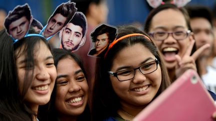 Des fans de One Direction portent des portraits de leurs idoles sur des serre-t&ecirc;te (Zayn est le 3e en partant de la gauche), avant un concert &agrave; Manille (Philippines),&nbsp;le 21 mars 2015. (NOEL CELIS / AFP)