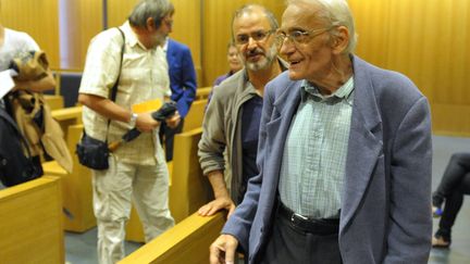 Le p&egrave;re Riffard souriant apr&egrave;s sa relaxe le 10 septembre 2014 au tribunal de police de Saint-Etienne (Loire). (  MAXPPP)