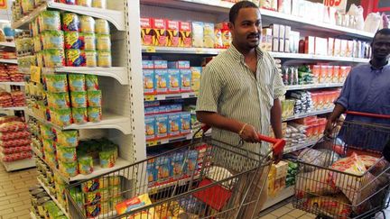 Dans un supermarché d'Abidjan, en Côte d'Ivoire. 16 tonnes de produits périmés ont été incinérés en décembre 2016 à Bouaké, dans le nord du pays.
 (AFP/Issouf Sanogo)