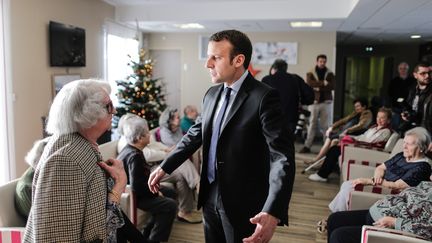 En décembre 2016, le candidat Emmanuel Macron rendait visite à des retraités d'un EHPAD en Gironde (THIBAUD MORITZ / MAXPPP)