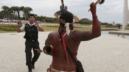 Un indien d'Amazonie se heurte &agrave; un garde devant le Planalto Palace lors d'une manifestation &agrave; Brasilia (Br&eacute;sil), le 2 octobre 2013. (UESLEI MARCELINO / REUTERS)