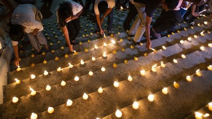 Des Sri Lankais rendent hommage aux victimes des attentats de Pâques, le 28 avril 2019 à Colombo (Sri Lanka). (JEWEL SAMAD / AFP)