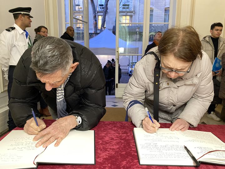 Les recueils de condoléances ouverts au public au ministère de la Justice après la mort de Robert Badinter ont reçu plus de 2 000 messages, comme ici le 12 février 2024. (RAPHAEL GODET / FRANCEINFO)