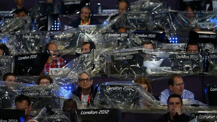 Visiblement, les journalistes craignent la pluie. A Londres ? Voyons... (KAI PFAFFENBACH / REUTERS)