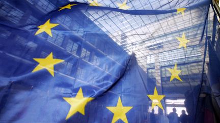 Un drapeau europ&eacute;en d&eacute;ploy&eacute; au si&egrave;ge de l'Union europ&eacute;enne, &agrave; Bruxelles (Belgique), en 2006. (GERARD CERLES / AFP)