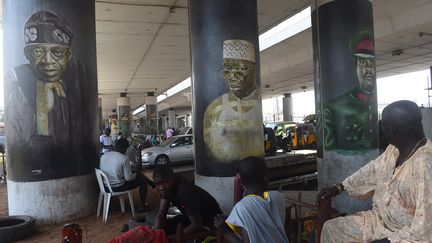 On y voit aussi les visages d'hommes politiques et de gouverneurs de l’Etat de Lagos : Lateef Jakande (au centre), Bola Tinubu (à gauche), le dirigeant du parti All Progressive Congress, ou encore Mobolaji Olufunso Johnson, ancien militaire à la retraite. (PIUS UTOMI EKPEI / AFP)