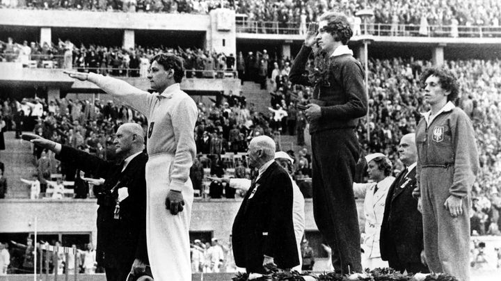 Le podium du 100 m femmes aux JO de Berlin (Allemagne), en 1936. Kathe Krauss, arriv&eacute;e 3e, fait le salut nazi.&nbsp; (SIPA / AP)