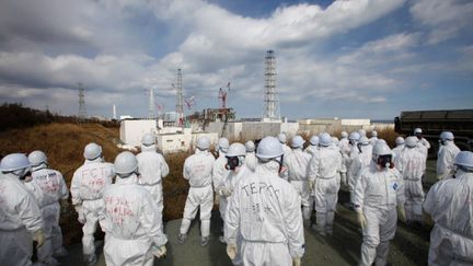 Des employ&eacute;s de Tepco et des journalistes visitent la centrale de Fukushima (Japon), &agrave; trois semaines de l'anniversaire de la catastrophe. ( ISSEI KATO / AFP)