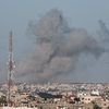 La ville de Khan Younès vue depuis Rafah, dans la bande de Gaza, après des frappes israéliennes, le 4 mars 2024. (SAID KHATIB / AFP)