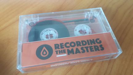 La cassette audio est à nouveau produite depuis novembre par une PME d'Avranches (Manche). (SEBASTIEN BAER / RADIO FRANCE)