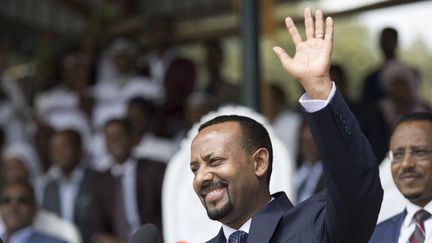 Le nouveau Premier ministre éthiopien, Abiy Ahmed, salue ses sympathisants après un discours lors de son rassemblement à Ambo, à environ 120 km à l'ouest d'Addis-Abeba, en Ethiopie, le 11 avril 2018.  (Zacharias Abubeker/AFP)