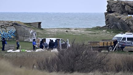 Des dizaines de sacs hermétiques, remplis de cocaïne, ont été retrouvés échoués sur la plage de Réville (Manche), le 26 février 2023. (STEPHANE GEUFROI / MAXPPP)