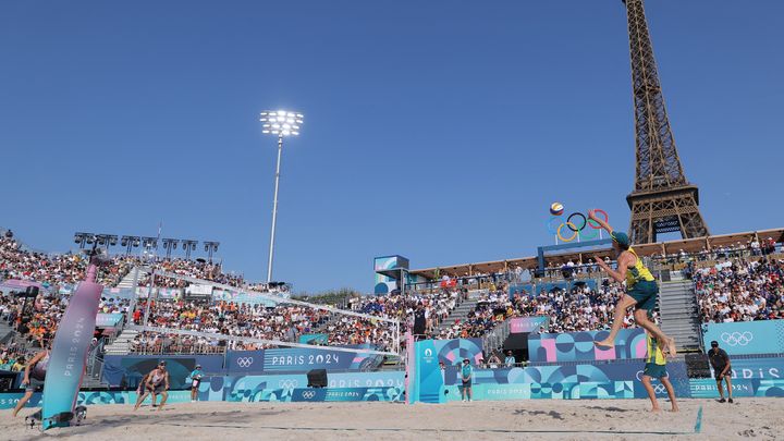 Les épreuves olympiques de beach-volley, qui ont attiré les foules au stade Tour Eiffel, ici le 1er août 2024, vont céder leur place au tournoi paralympique de cécifoot à compter du 1er septembre. (THOMAS SAMSON / AFP)