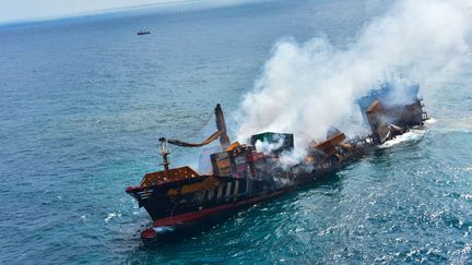 Le bateau en feu en pleine mer au large du Sri Lanka, le 2 juin 2021.&nbsp; (SRI LANKAN AIR FORCE MEDIA HANDOUT / MAXPPP)